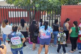 Padres de alumnos de segundo grado se concentraron afuera de la primaria Sor Juana Inés de la Cruz para exigir una solución a la falta de docente.