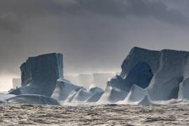 El iceberg está girando cerca de las islas Orcadas del Sur, a unos 603 kilómetros al noreste de la península antártica.