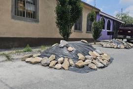 En el cruce de las calles Democracia e Ignacio Comonfort, en Ramos Arizpe, hay varios montículos de escombro abandonados desde hace días, afectando el libre tránsito vehicular y peatonal.