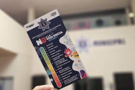 Autoridades municipales han llevado talleres a escuelas para alertar sobre riesgos asociados a redes sociales, extorsiones y falsas amenazas.