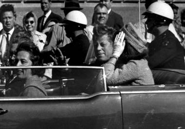 El presidente John F. Kennedy en el automóvil en Dallas, Texas, el 22 de noviembre de 1963, poco antes de ser asesinado.