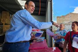 Jericó Abramo Masso señaló que cada paquete incluye cuadernos, artículos de escritura, juego de geometría y otros materiales escolares.