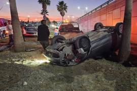 El auto quedó fuera del asfalto tras el impacto.