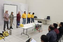 Leonel Pérez, jefe de las brigadas contra incendios de la Secretaría del Medio Ambiente, explica los aspectos clave del curso de control inicial de incendios forestales a los participantes del valle de Saltillo.