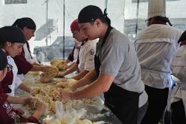 Más de 200 alumnos de la carrera de Gastronomía participan en la elaboración de la rosca.