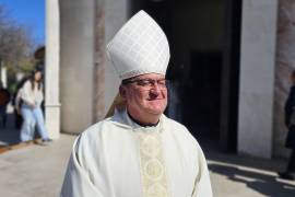 El obispo de Saltillo, monseñor Hilario González García, informó a la comunidad sobre la localización con bien del padre Claudio y la evolución médica favorable del padre Felipe Martínez.