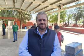 El alcalde Tomás Gutiérrez Merino supervisa los preparativos de seguridad para el festival de Día de Muertos en la plaza principal de Ramos Arizpe.