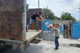 Personal y voluntarios entregaron 400 blocks que servirán para iniciar la reconstrucción de la vivienda que fue consumida por un incendio.