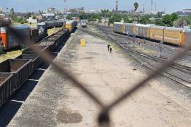 Las medidas de seguridad en los patios de Ferromex de Torreón han cambiado la dinámica para los migrantes, que ahora son menos.