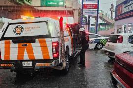 Una mujer sin vida, dos jóvenes desaparecidos que fueron arrastrados por las corrientes, así como inundaciones y cierres viales dejaron las lluvias y fuertes ráfagas de viento en Nuevo León.