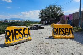 Más de cuatro metros de calle se ha “comido” el arroyo La Encantada, poniendo en riesgo a por lo menos 14 familias de la calle Chichén Itzá, en Ramos Arizpe.