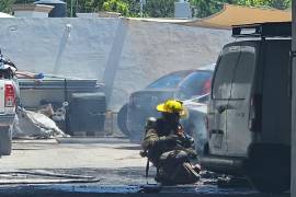 Bomberos de Saltillo combatieron las llamas que envolvieron dos vehículos en un negocio del bulevar Eulalio Gutiérrez.