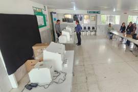 Una falla eléctrica provocó daños en dos computadoras de la casilla especial instalada en el Hospital Ixtlero de Ramos Arizpe.