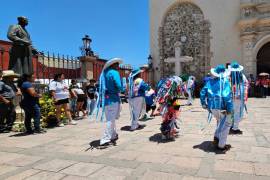 El atrio de la Catedral vibró con las decenas de danzas que acudieron a venerar al Santo Cristo de la Capilla.