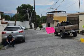 Vecinos colocaron barreras temporales para restringir el paso durante la festividad, ante daños a vehículos, invasión de cocheras y saturación de las calles residenciales.