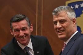 El expresidente de Kosovo, Hashim Thaci (derecha), fue declarado culpable de crímenes de guerra, incluidos asesinato, tortura y detención ilegal, por el tribunal de crímenes de guerra de Kosovo en La Haya.