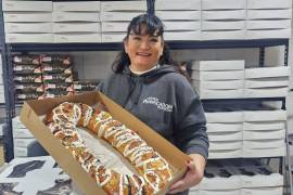 Panaderías tradicionales elaboran roscas frescas para mantener viva la tradición del Día de Reyes.