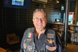 Emilio Cervera, presidente del Moto Club Camellos, destaca la veteranía del grupo y la importancia de viajar con precaución y respeto en carretera.