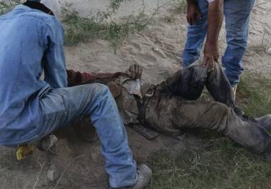 El lesionado quedó en el fondo del arroyo tras perder el control de la motocicleta.