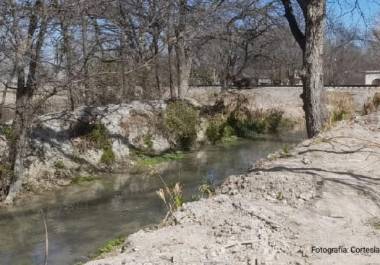 La acequia donde fue encontrado el cuerpo de Edgar Mauricio García Rodríguez, ubicada en la calle Doctor Coss, cerca de las vías del ferrocarril en Nava, Coahuila.