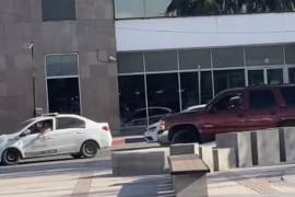 La camioneta Tahoe de Josué Alberto Cerda Zapata quedó dañada tras el incidente en la plaza, donde afortunadamente no se registraron heridos.