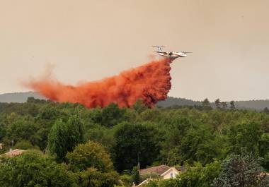 Un avión cisterna descarga agua durante el combate de incendios forestales en la región de Lège-Cap-Ferret, en el oeste de Francia, el jueves 23 de julio de 2026.