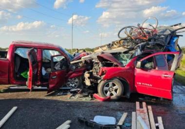 Unidades impactaron de frente contra una camioneta Ford roja con placas de Texas.