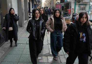 Mujeres que no llevan el pañuelo legalmente requerido caminan por una acera en la calle Enqelab-e-Eslami (Revolución Islámica) en el centro de Teherán, Irán, el domingo 25 de enero de 2026.