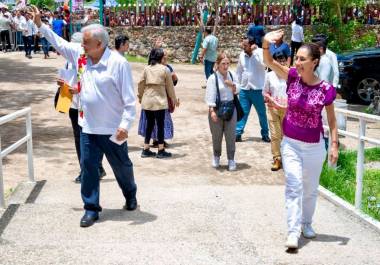Claudia Sheinbaum Pardo, presidenta electa de México, y Andrés Manuel López Obrador, actual presidente de México, arribaron a Huatulco, Oaxaca.