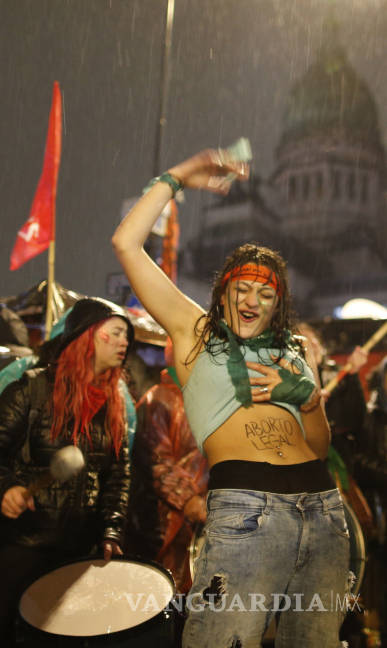 $!Fuertes protestas y enfrentamientos en Argentina tras rechazar el Senado la legalización del aborto