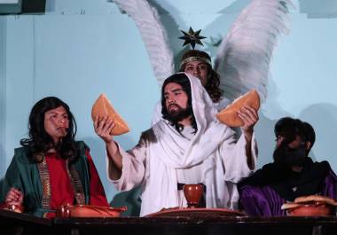 El Jueves Santo celebra la última cena de Jesús de Nazaret con sus discípulos, la institución de la eucaristía, la orden sacerdotal y el lavatorio de pies.