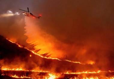 Un helicóptero arroja agua sobre el incendio Kenneth en West Hills de Los Ángeles el 9 de enero de 2025.