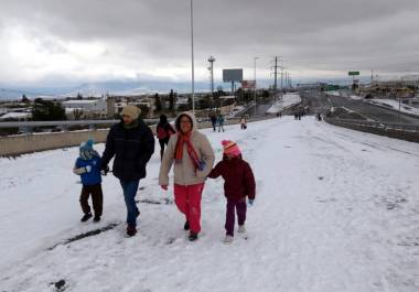 Hace cerca de siete años, las bajas temperaturas provocaron que en la capital coahuilense nevara, lo que muchos saltillenses aprovecharon para divertirse.