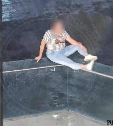 Policías de Monterrey lograron el rescate de una joven que intentaba lanzarse desde el Puente Verde que une el Parque Fundidora con el Parque España en Nuevo León.