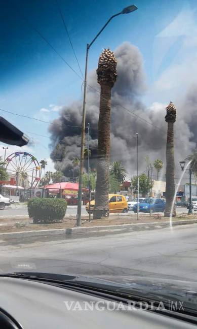 $!Fuego arrasa con negocio en Torreón