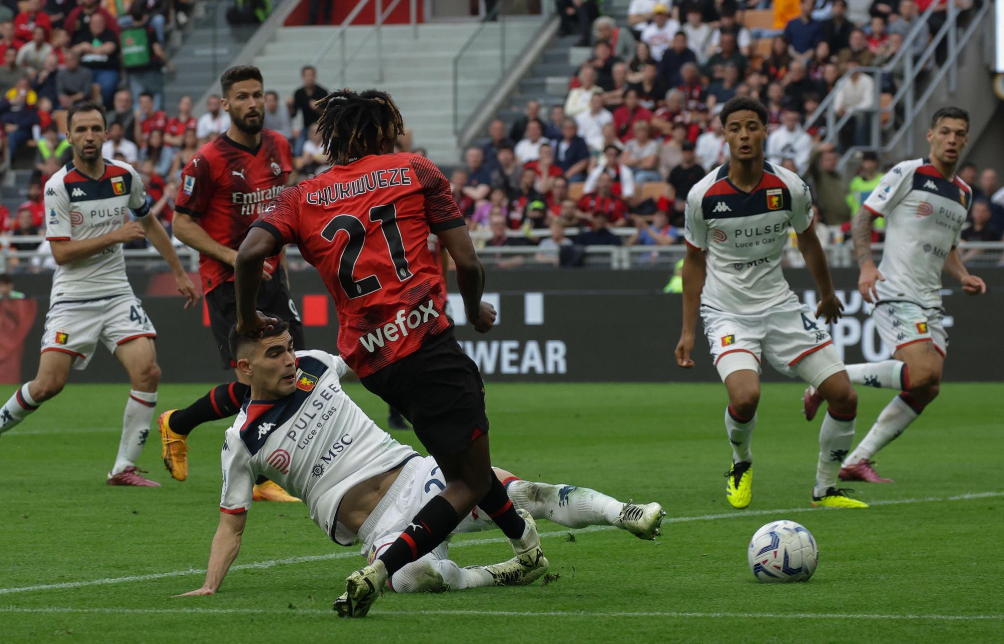 Johan Vásquez brilla como titular en un emocionante empate del Genoa frente al AC Milan en la Serie A. Noticias en tiempo real