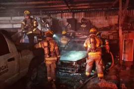 Incendio dentro de una bodega en la colonia Del Prado, Monterrey, consumió dos vehículos almacenados; Protección Civil informó que no hubo personas lesionadas.