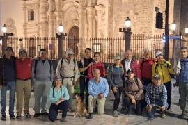 Un grupo de 15 senderistas partió de la Catedral de Saltillo para recorrer la Ruta de Santiago a Santiago, una caminata de nueve días que conecta Coahuila con Nuevo León y atraviesa montañas, valles y pueblos mágicos.
