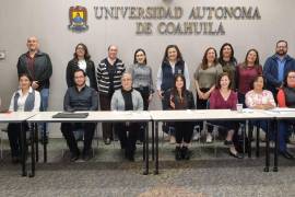 Representantes de la Universidad Autónoma de Coahuila (UAdeC), instituciones gubernamentales, educativas y de la sociedad civil participan en la primera reunión informativa para la organización del II Festival del Patrimonio Cultural 2025.