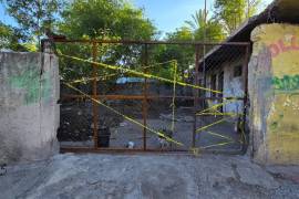 La Fiscalía de Coahuila localizó prendas de vestir y un par de tenis durante un cateo en un inmueble de la Zona Centro de Monclova.