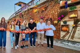 La exposición “Otoño en Puerto Noas 2026” incorpora escenarios decorativos con elementos alusivos a la temporada.