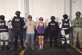 La pareja fue detenida en Linares, Nuevo León por elementos del Grupo de Coordinación, integrado por Defensa, Guardia Nacional y Fuerza Civil