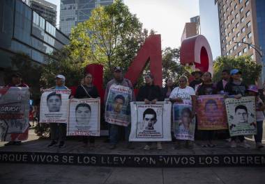 Padres de los estudiantes piden al gobierno que las fuerzas armadas entreguen la información que tienen | Foto: Cuartoscuro