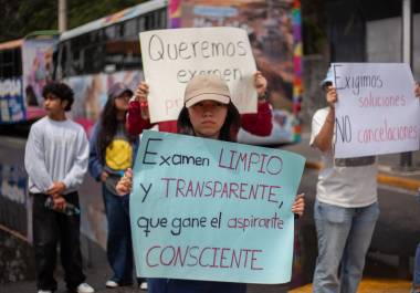 En contraste, se han intensificado las protestas de aspirantes que exigen que se reponga el examen.