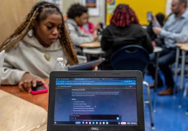 Ahora, gigantes tecnológicos como Google, Microsoft y OpenAI instan a las escuelas a enseñar el tema más reciente: la alfabetización en IA.