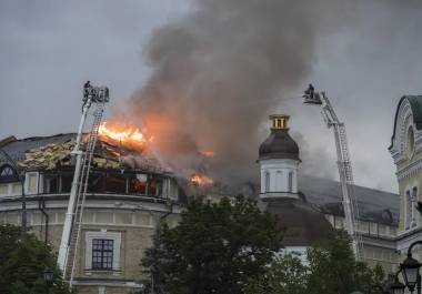 Rescatistas ucranianos trabajan en el lugar de un ataque ruso contra el Complejo del Museo Nacional de Arte y Cultura Mystetskyi Arsenal en Kiev, Ucrania, el 15 de junio de 2026, en medio de la invasión rusa.