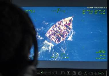 Un operador de la Guardia Costera de los Estados Unidos observa una embarcación.