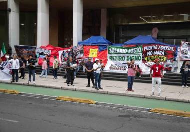 Trabajadores sindicalizados del seguro social hicieron cierres intermitentes en la lateral de reforma a la altura de las oficinas principales del IMSS.