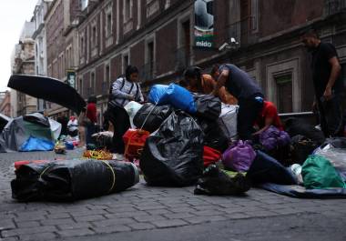 Maestras y maestros de la Coordinadora Nacional de Trabajadores de la Educación (CNTE) comenzaron a retirar sus casas de campaña de las calles del Centro Histórico.