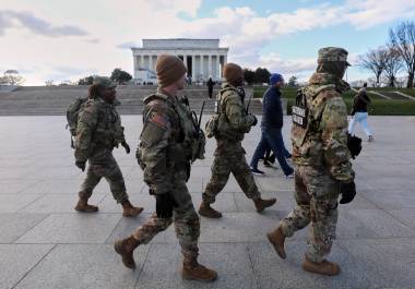 Lakanwal, que fue trasladado a un hospital tras ser reducido por agentes durante el tiroteo, será acusado de asesinato en primer grado después de que una de las víctimas, Sarah Beckstrom, de 20 años, falleciera. FOTO: